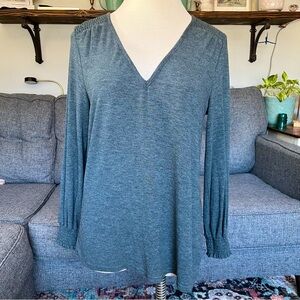 Women’s Suzann Betro sage green v-neck top. Size XL.